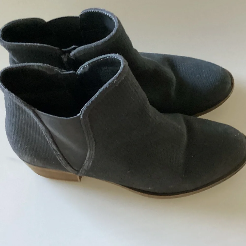 Womens Kensie Gray Booties Size 7.5 OB3